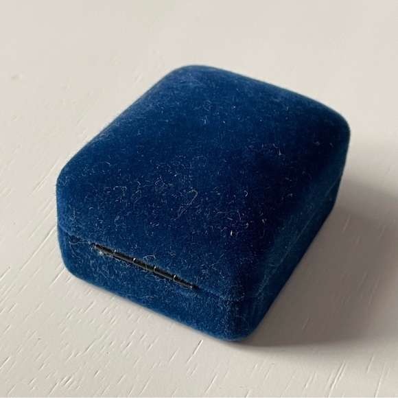 Vintage blue velvet empty Imperial Gold flip up ring box - Picture 4 of 10